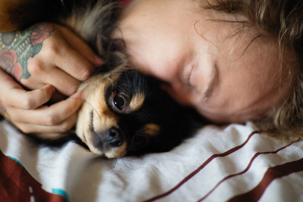 Seu cachorro percebe quando algo está errado com você? A ciência encontrou uma pista surpreendente