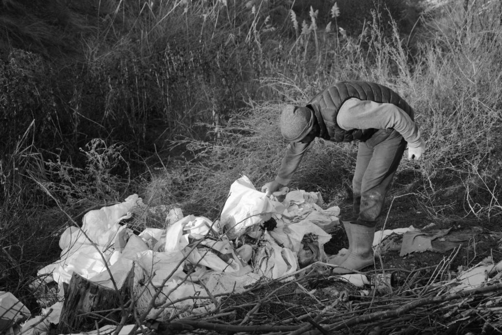 Um enorme depósito de roupas cresce no Atacama e expõe o lado oculto da moda rápida