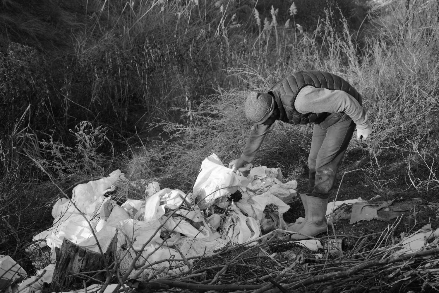 Um enorme depósito de roupas cresce no Atacama e expõe o lado oculto da moda rápida