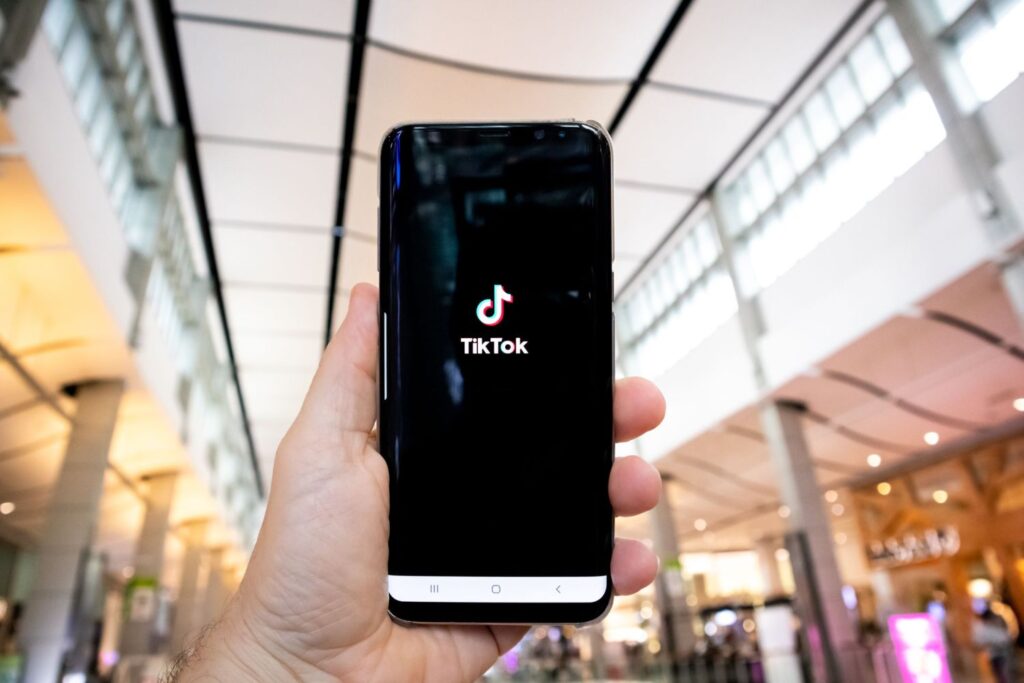 TikTok enfrenta uma conta de US$ 400 milhões nos EUA e o motivo coloca a proteção das crianças no centro do debate