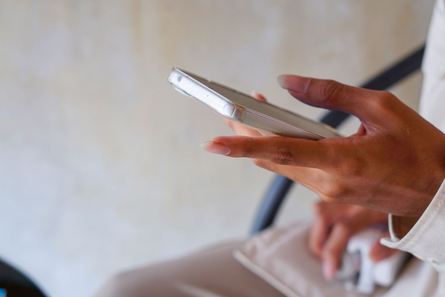 O celular está mudando nosso corpo? A ciência separa os riscos reais dos mitos que viralizaram
