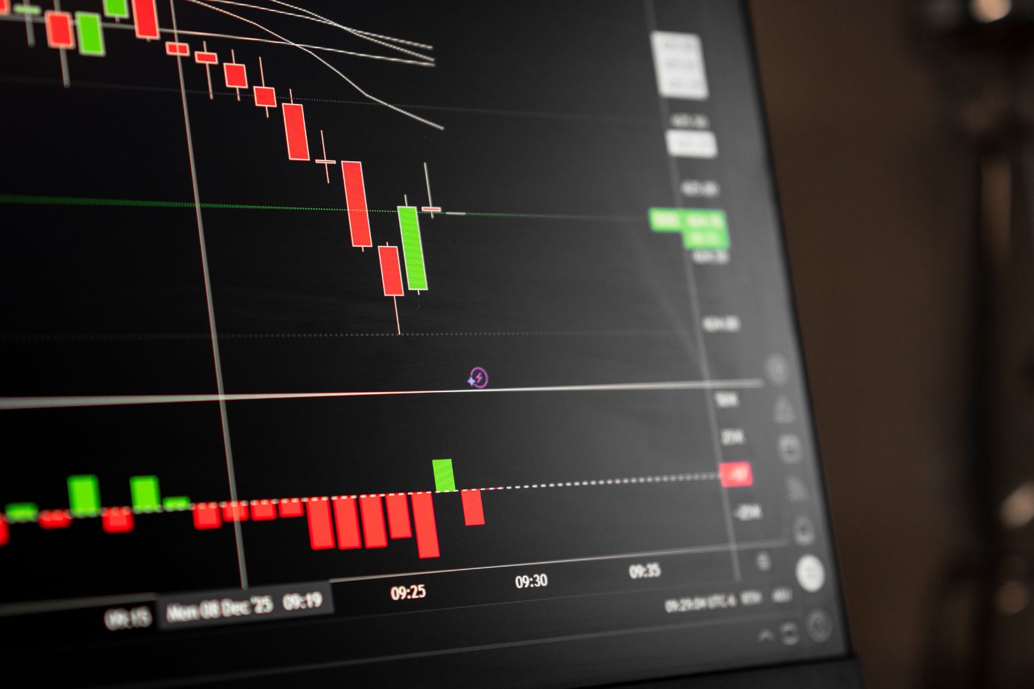 O dólar voltou a subir e Wall Street fechou no vermelho enquanto investidores esperam um dado que pode mudar o mercado