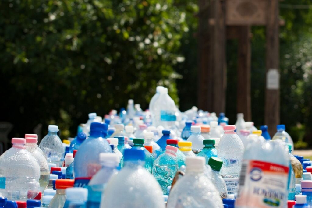 Uma garrafa de plástico pode virar comida? Cientistas já testam uma resposta surpreendente