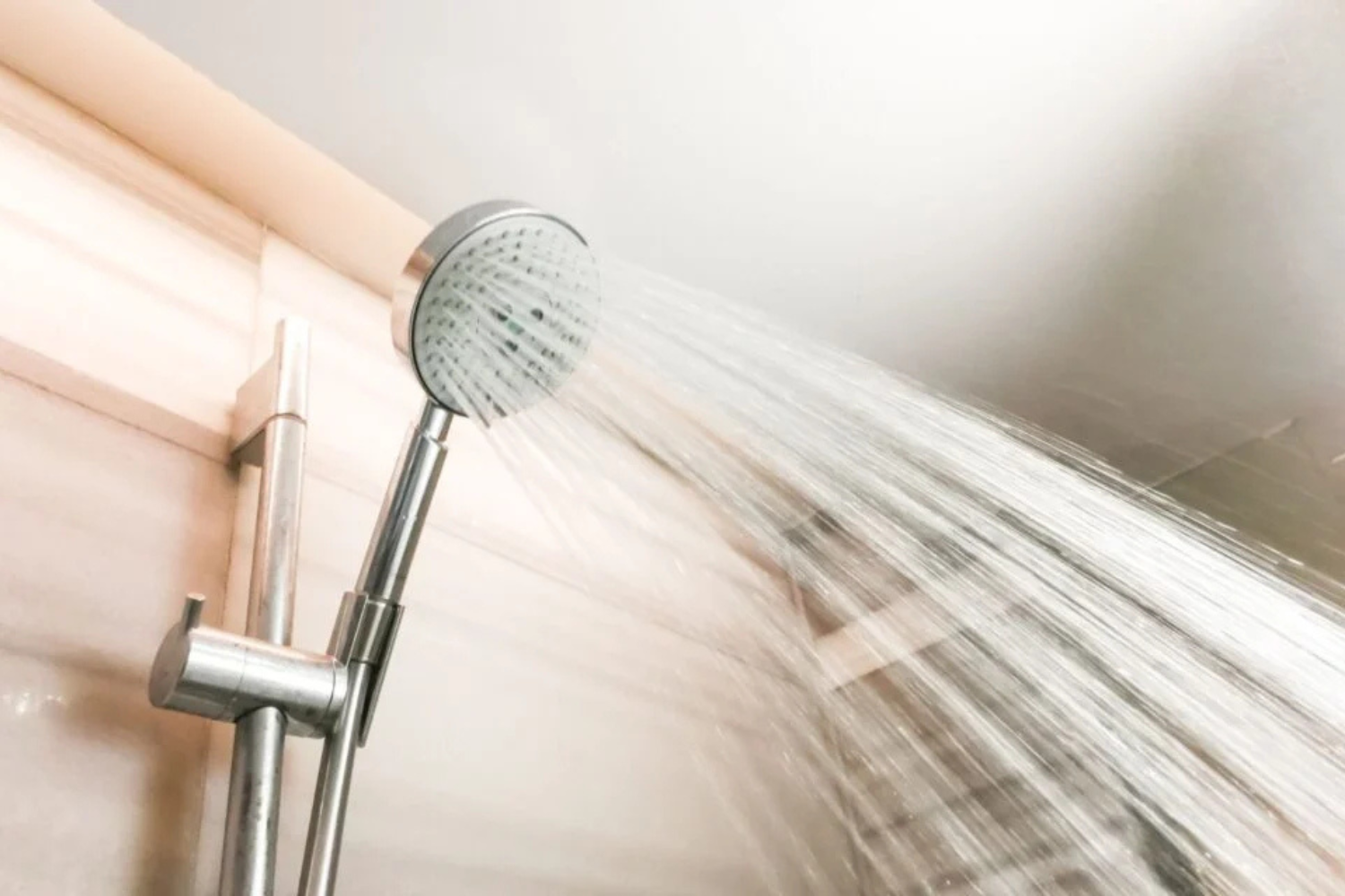 Estudo Revela Os Hábitos No Banho Que Mais Aumentam O Consumo De água