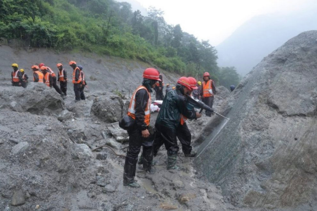 Nepal Tenta Abrir Túneis Para Resgatar 933 Trabalhadores Após Enchentes