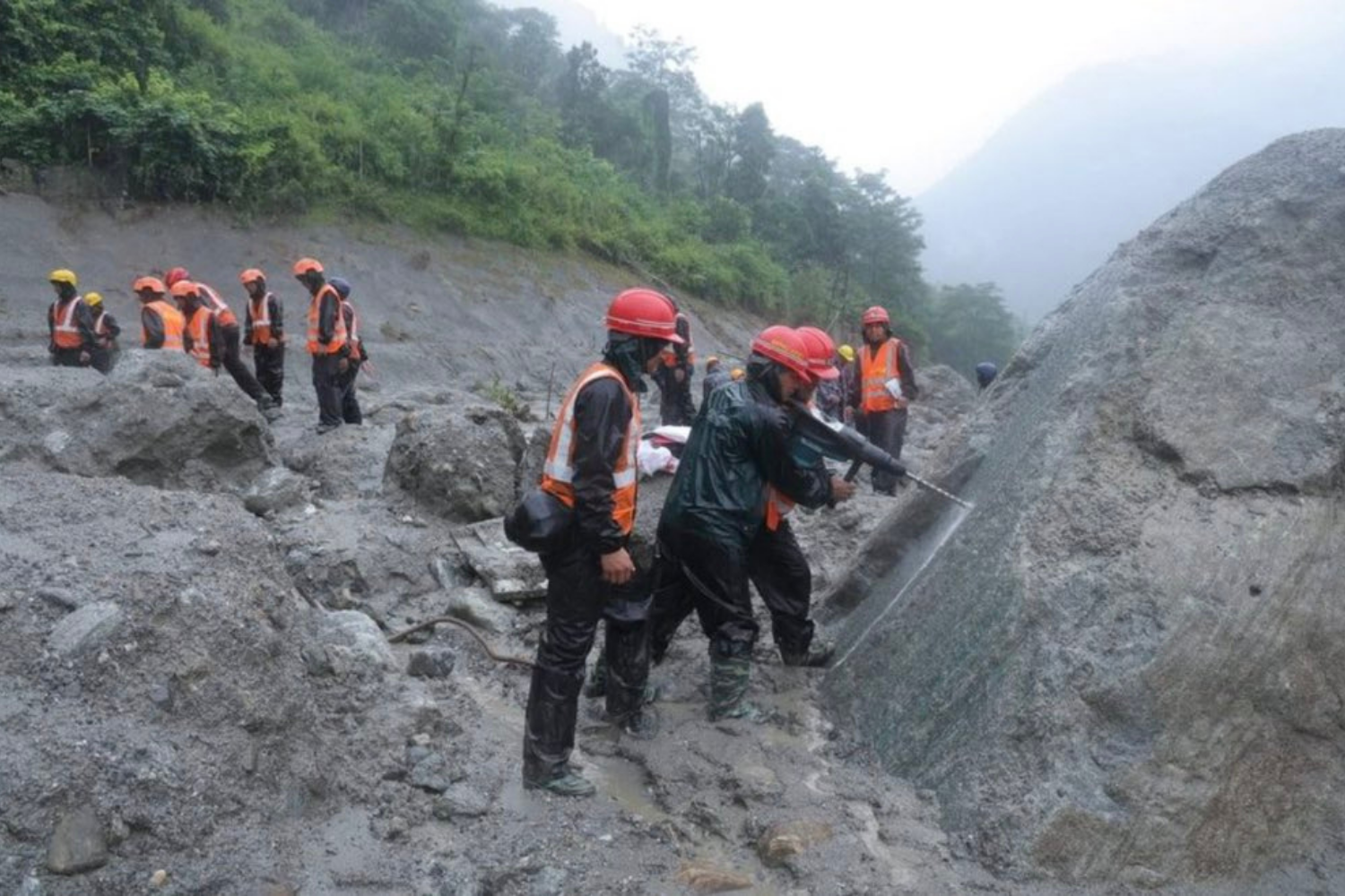Nepal Tenta Abrir Túneis Para Resgatar 933 Trabalhadores Após Enchentes