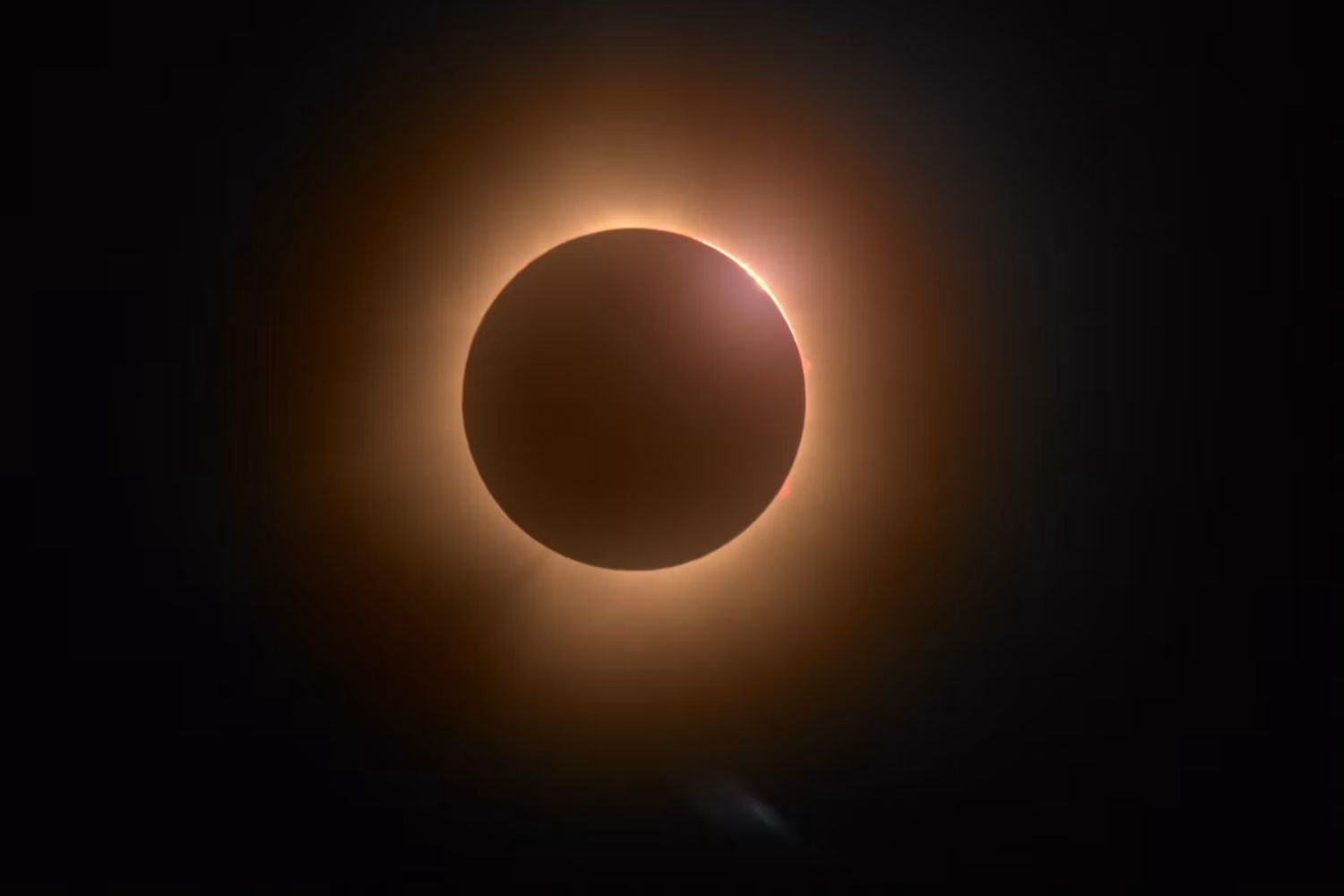 Milhões acompanharam o momento em que a Lua fez o Sol desaparecer