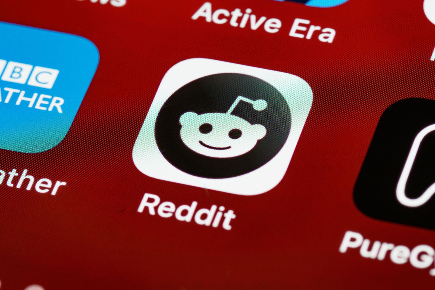 Histórias do Reddit fazem sucesso no TikTok há anos e a plataforma finalmente decidiu reagir