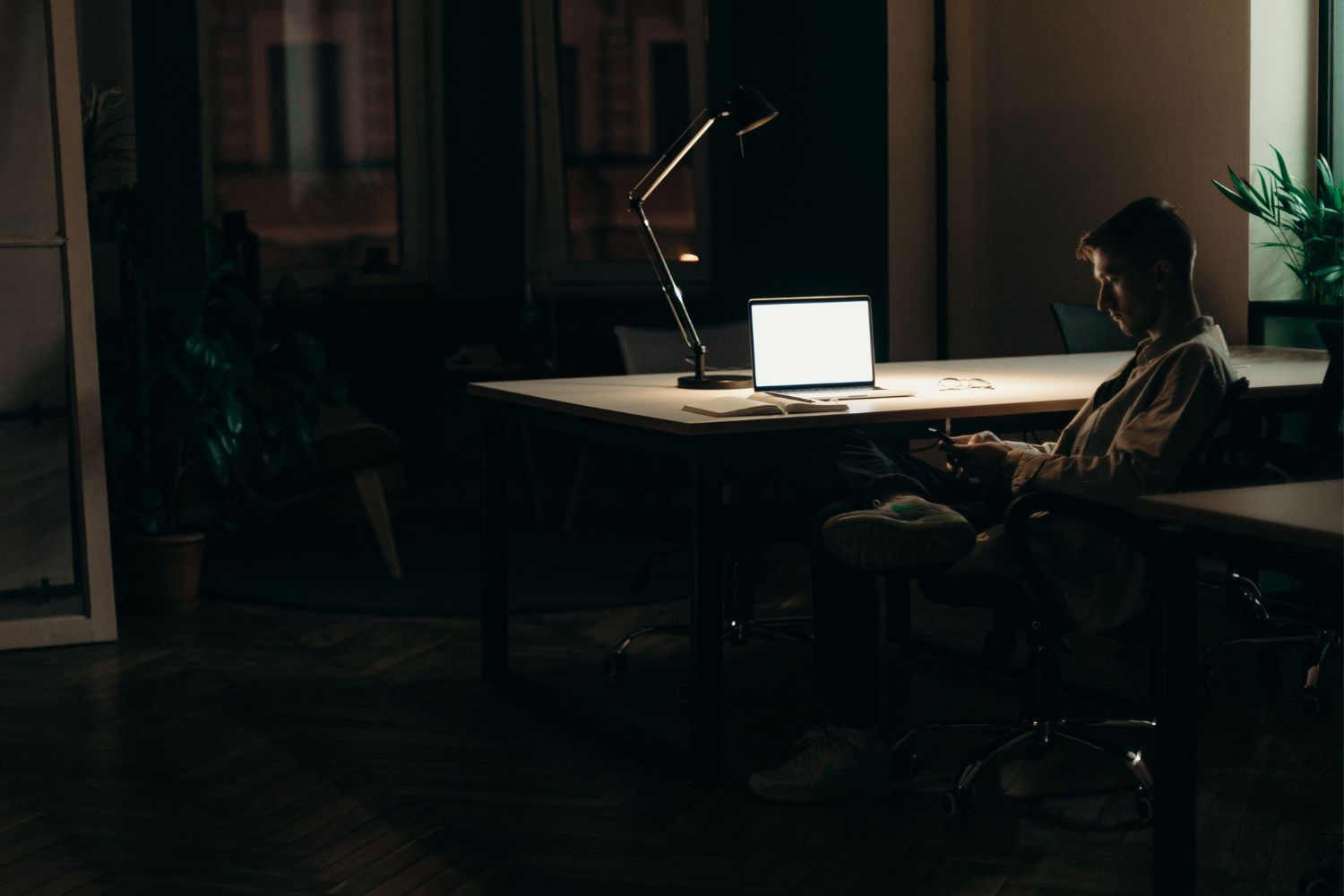 Gigantes da tecnologia prometeram jornadas menores com IA, mas seus funcionários vivem outra realidade