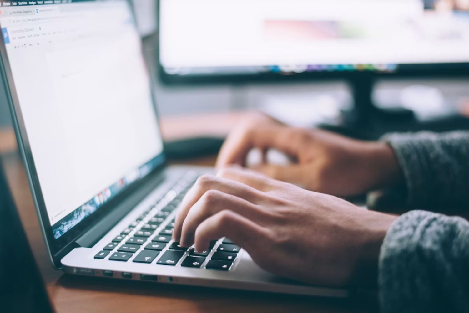 A IA já está mudando quem consegue uma entrevista de emprego e você pode usá-la a seu favor