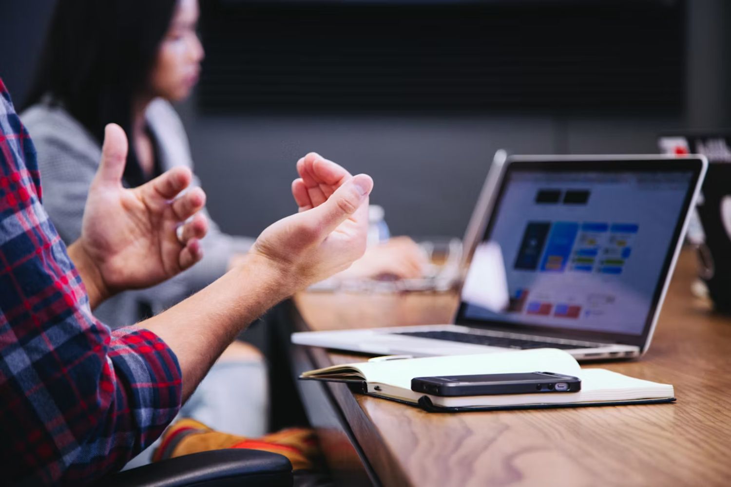A IA já está mudando quem consegue uma entrevista de emprego e você pode usá-la a seu favor