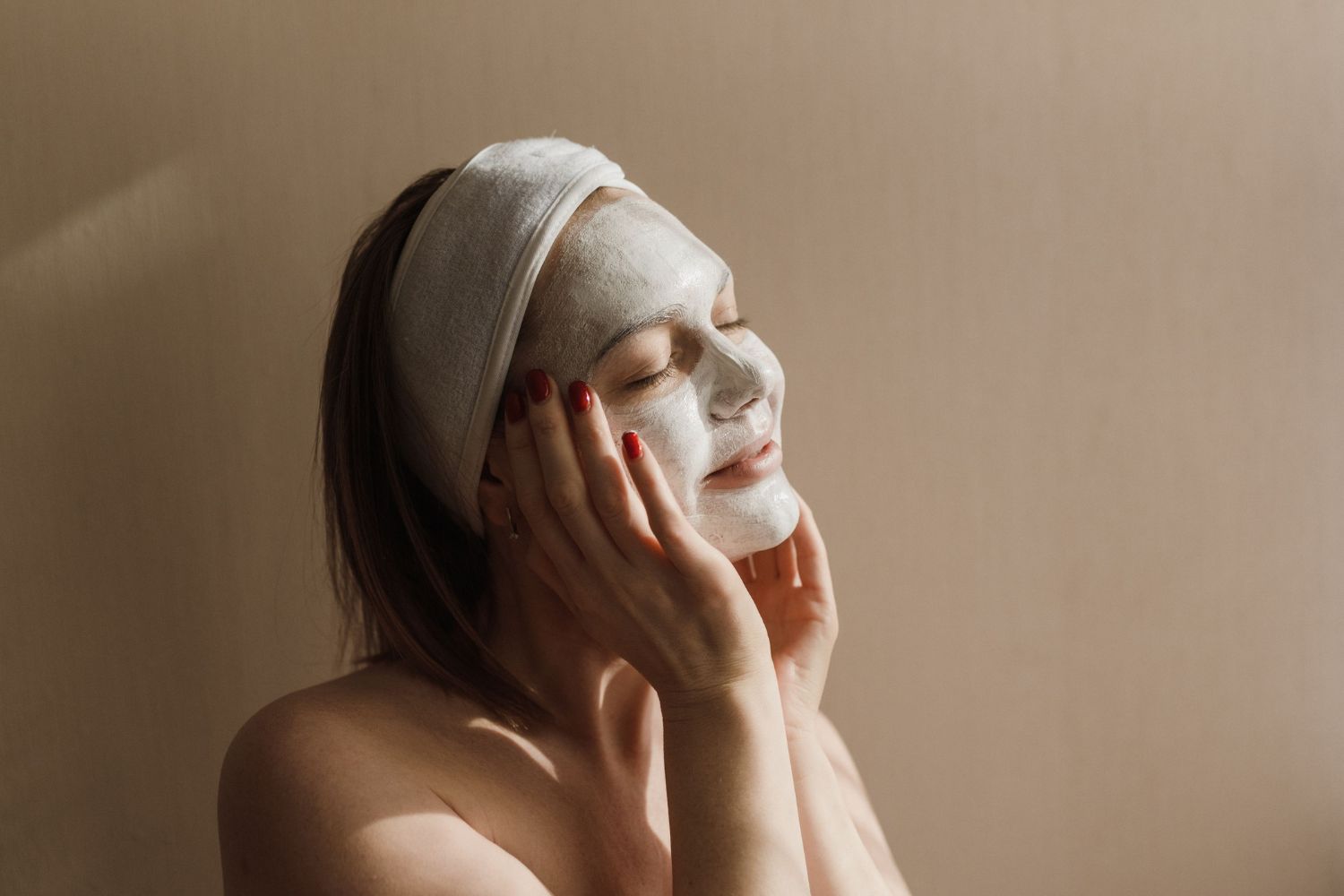 Uma tecnologia que parece saída de um filme está chegando às rotinas de skincare e promete transformar poucos minutos diante do espelho