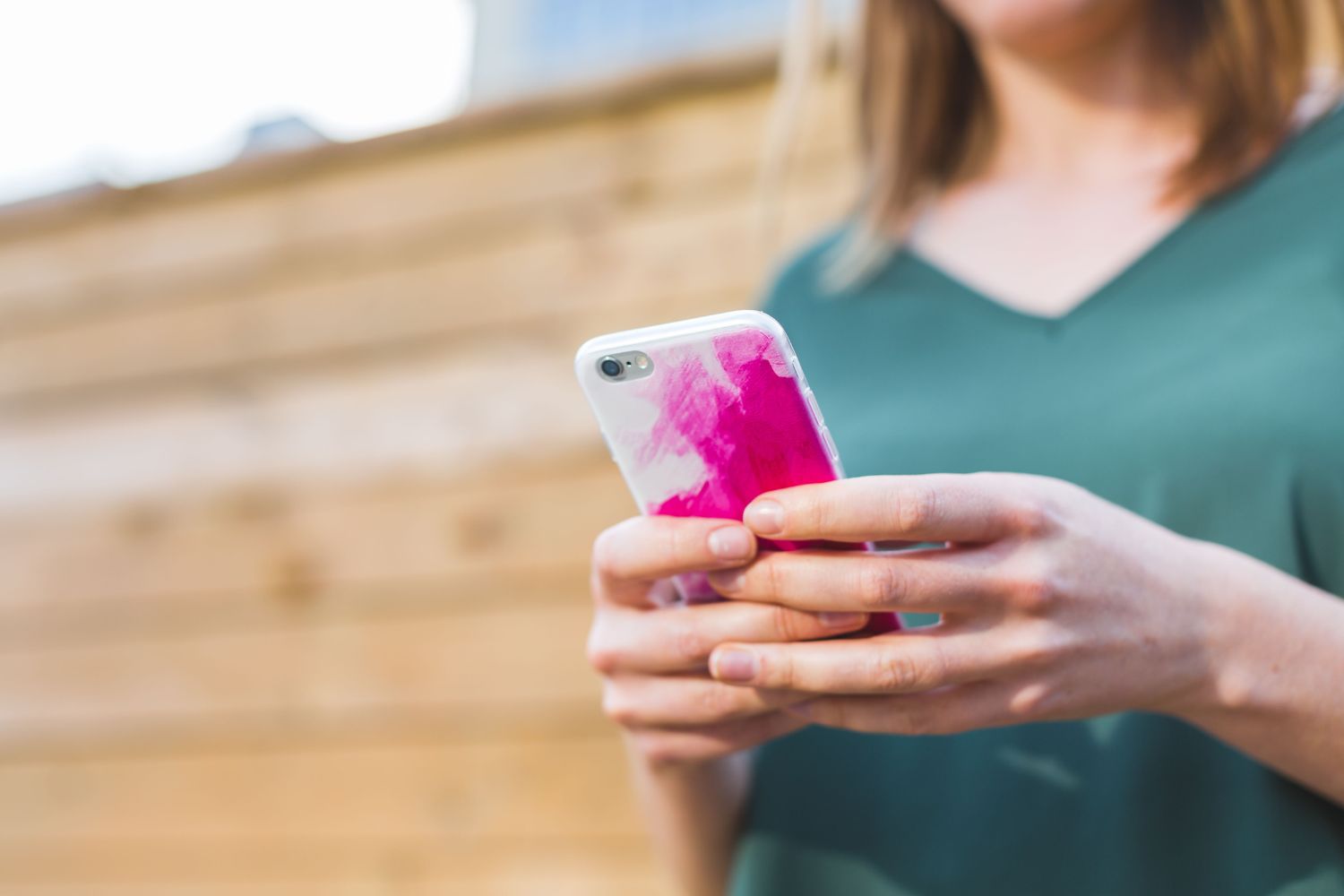 Este hábito comum no calor pode danificar seu celular para sempre e o perigo começa antes do que parece