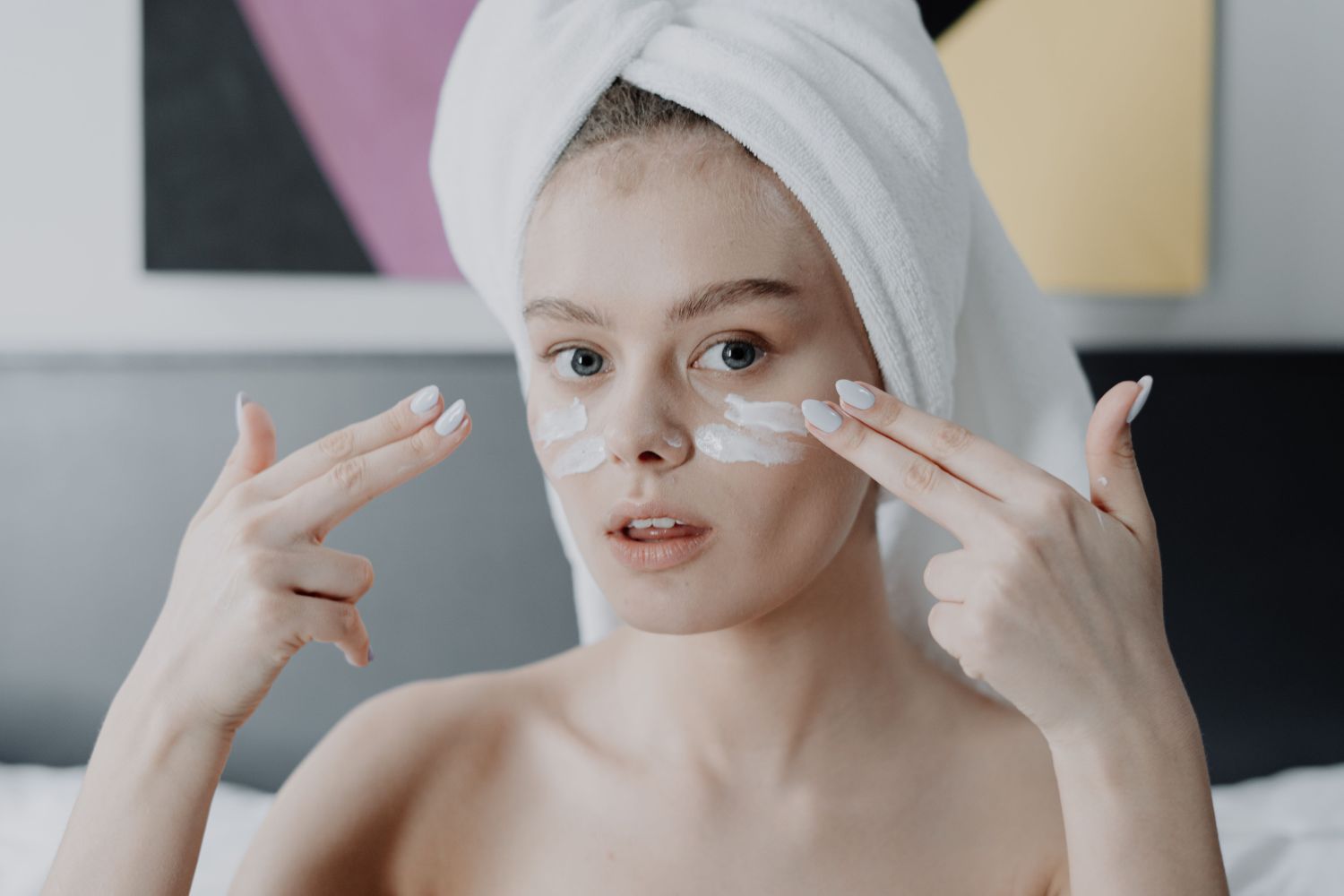 Uma tecnologia que parece saída de um filme está chegando às rotinas de skincare e promete transformar poucos minutos diante do espelho