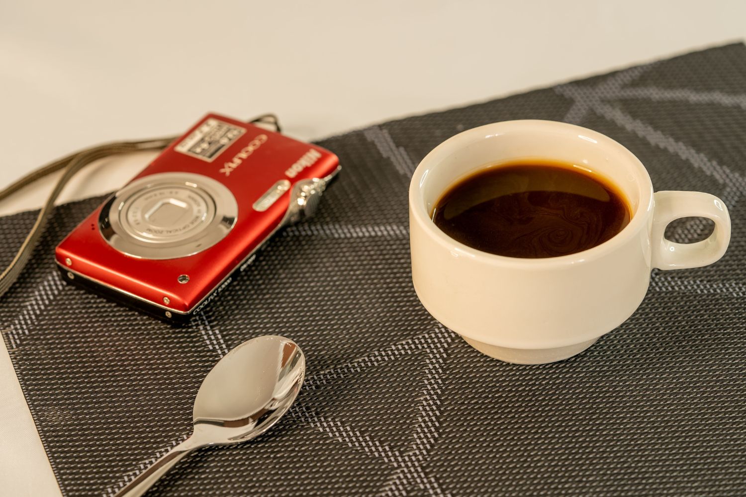 Uma das bebidas mais consumidas do mundo pode esconder um efeito inesperado sobre o fígado