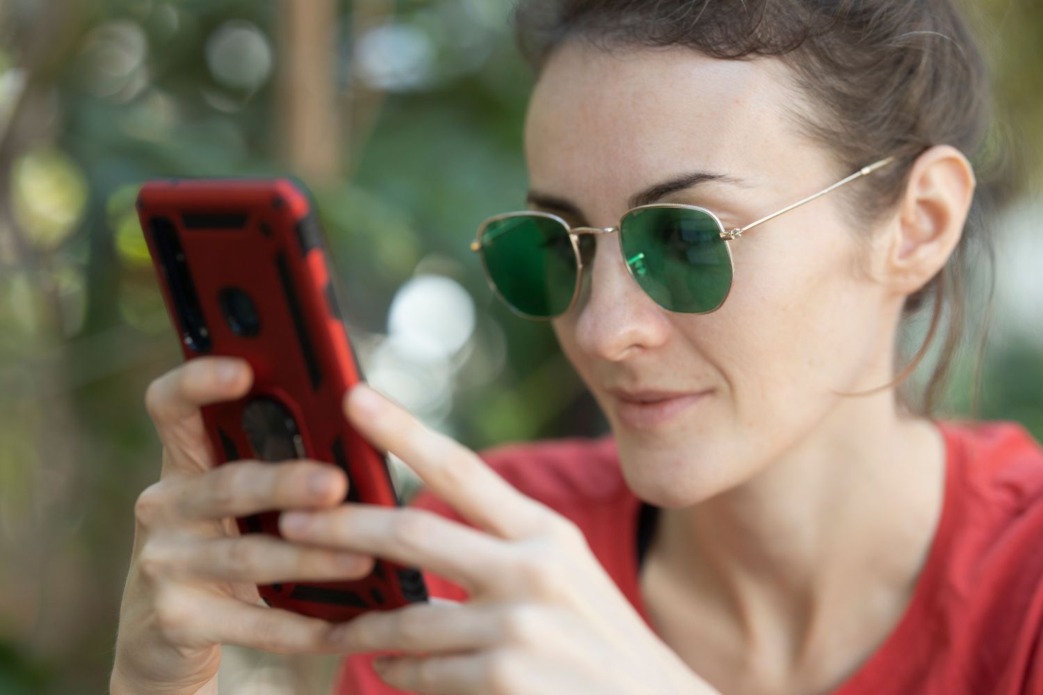 Este hábito comum no calor pode danificar seu celular para sempre e o perigo começa antes do que parece