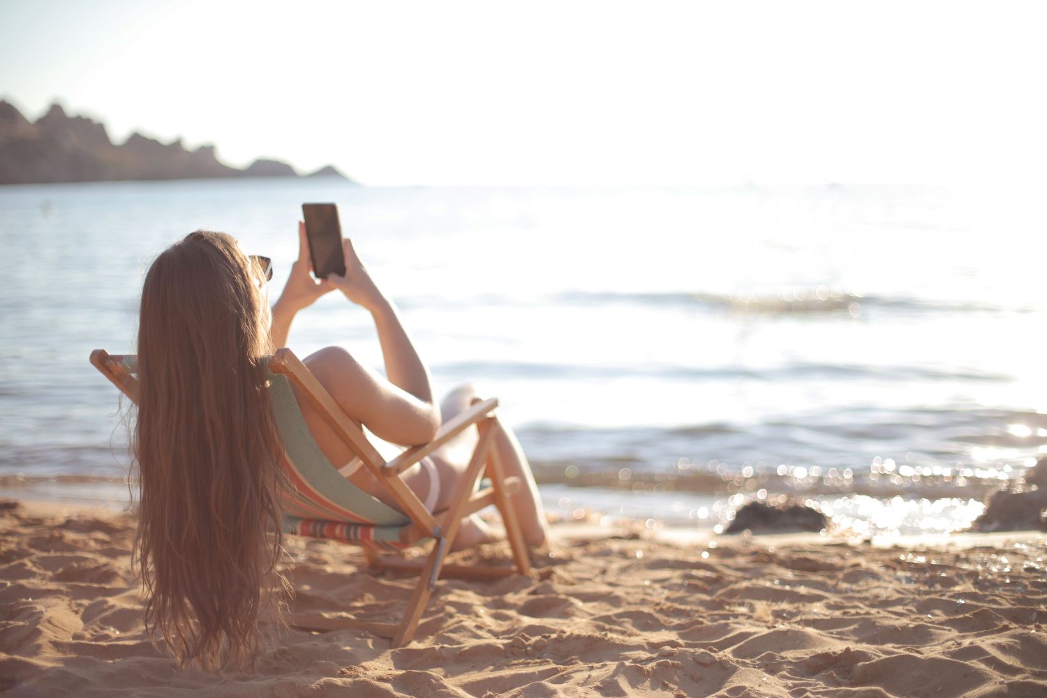 Este hábito comum no calor pode danificar seu celular para sempre e o perigo começa antes do que parece