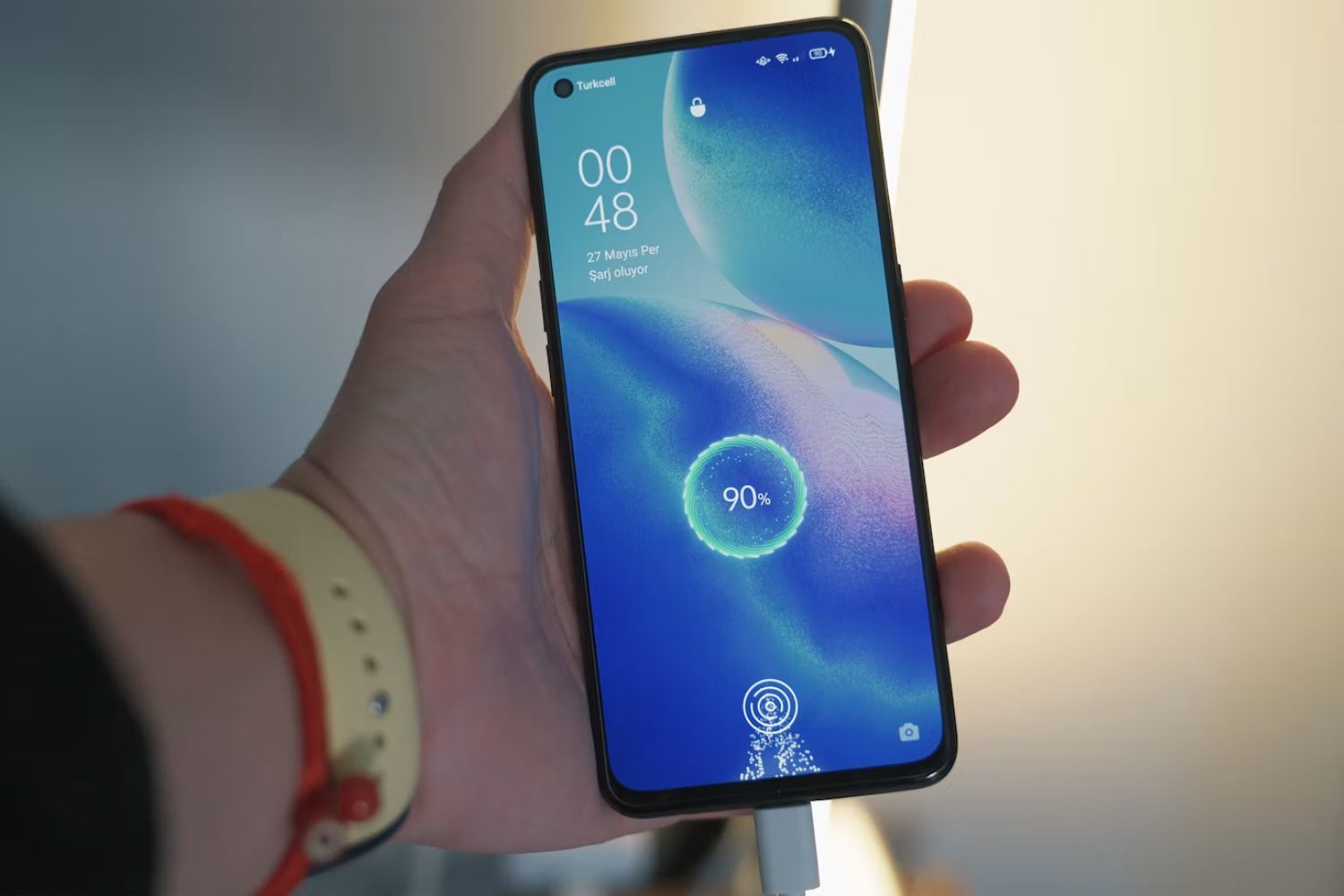 Carregar o celular até 100% parece o certo, mas especialistas apontam um detalhe que pode mudar esse hábito
