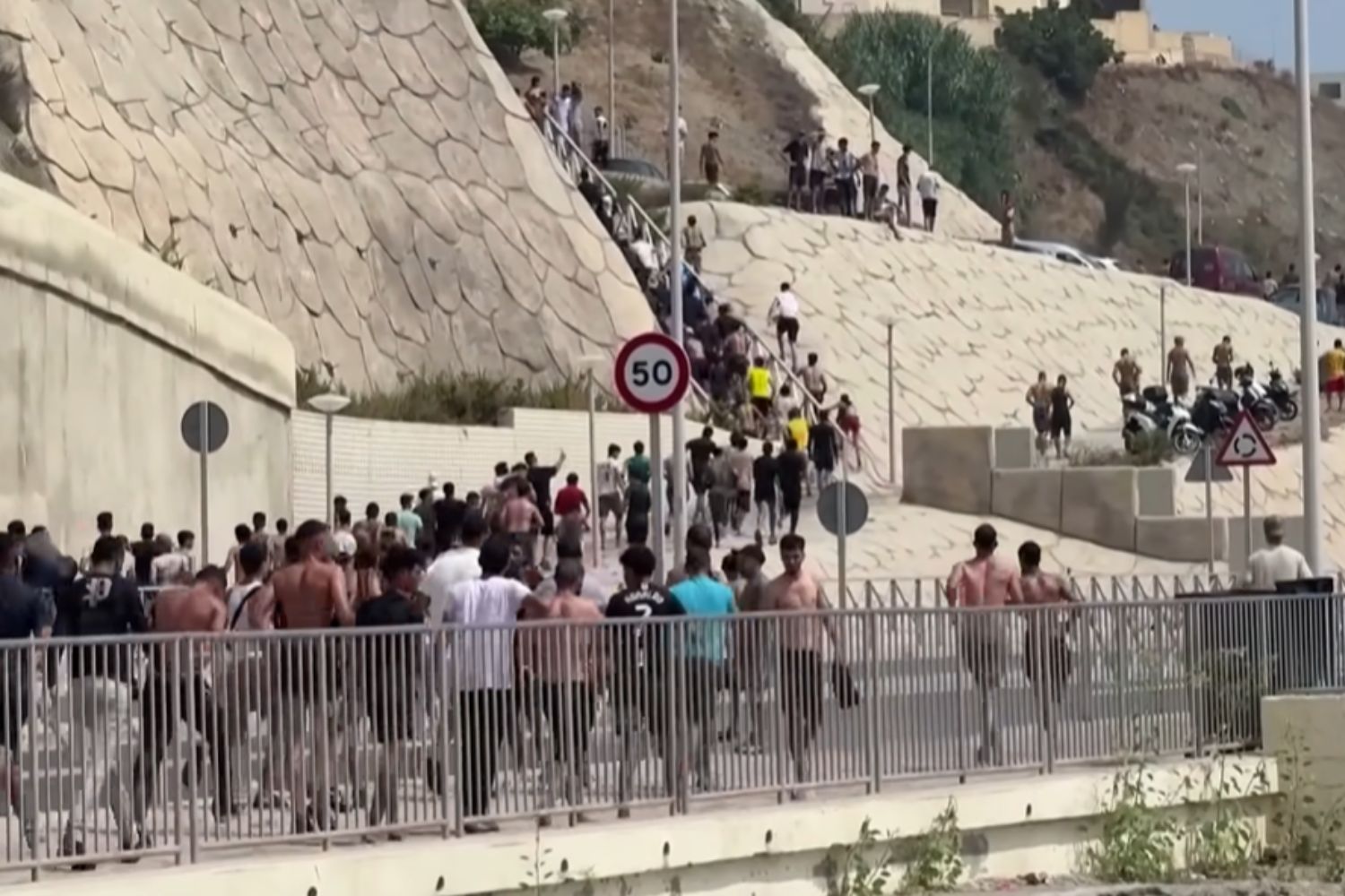Uma travessia desesperada deixou milhares de migrantes presos às portas da Europa