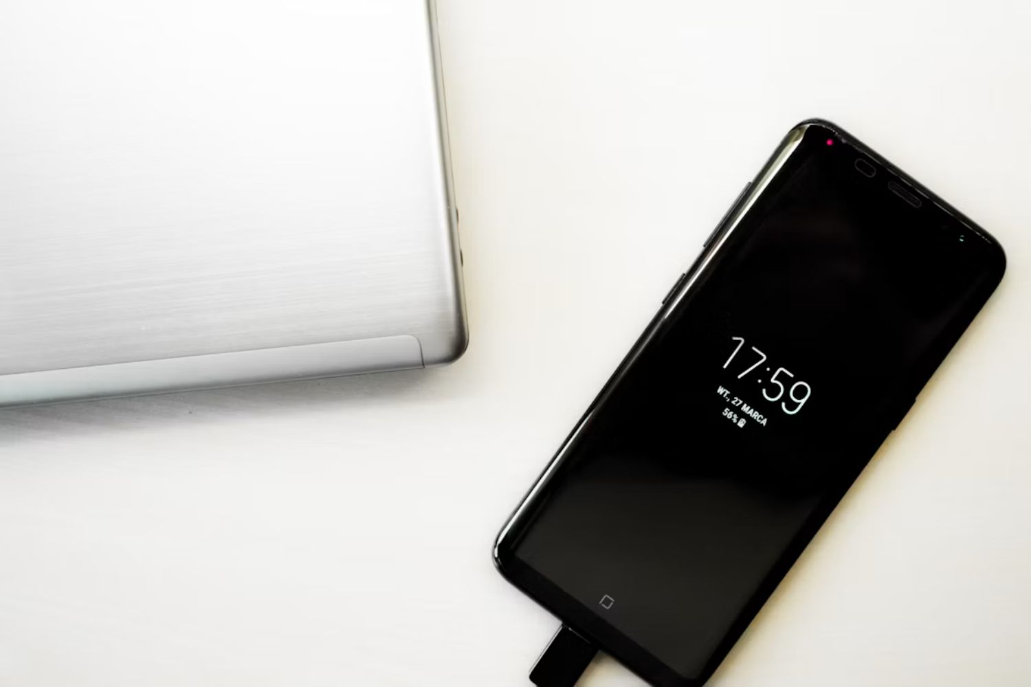 Carregar o celular até 100% parece o certo, mas especialistas apontam um detalhe que pode mudar esse hábito