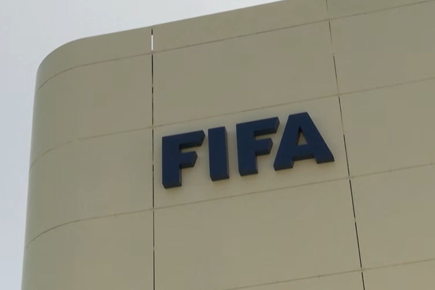 Gianni Infantino admite “erros” após plano polêmico na FIFA, mas uma reunião no Marrocos define seu futuro