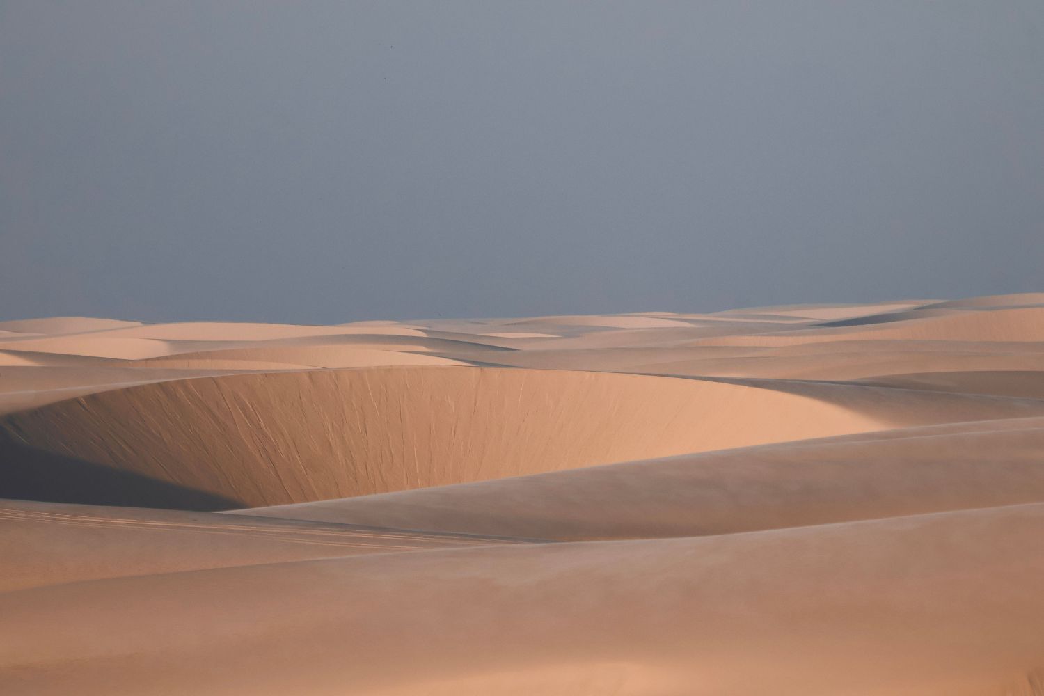 O deserto parecia inútil para a construção até uma dupla encontrar uma maneira de transformar sua areia em algo valioso