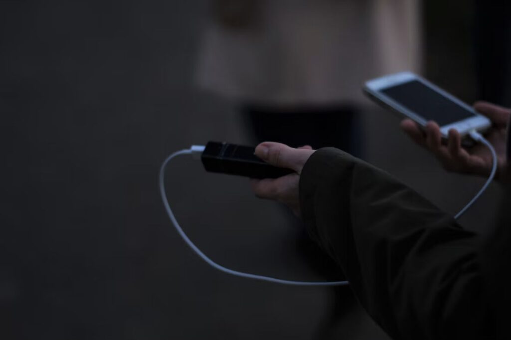 Carregar o celular até 100% parece o certo, mas especialistas apontam um detalhe que pode mudar esse hábito