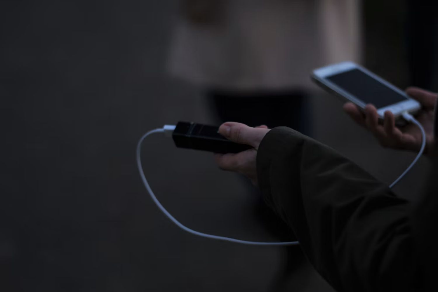 Carregar o celular até 100% parece o certo, mas especialistas apontam um detalhe que pode mudar esse hábito
