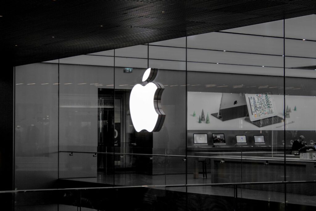Tim Cook deixa o comando da Apple e seu sucessor herda uma batalha que pode definir a próxima década