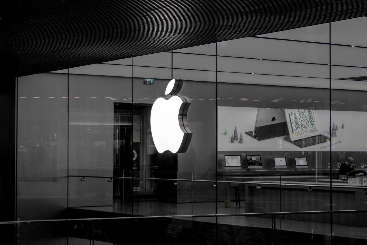 Tim Cook deixa o comando da Apple e seu sucessor herda uma batalha que pode definir a próxima década