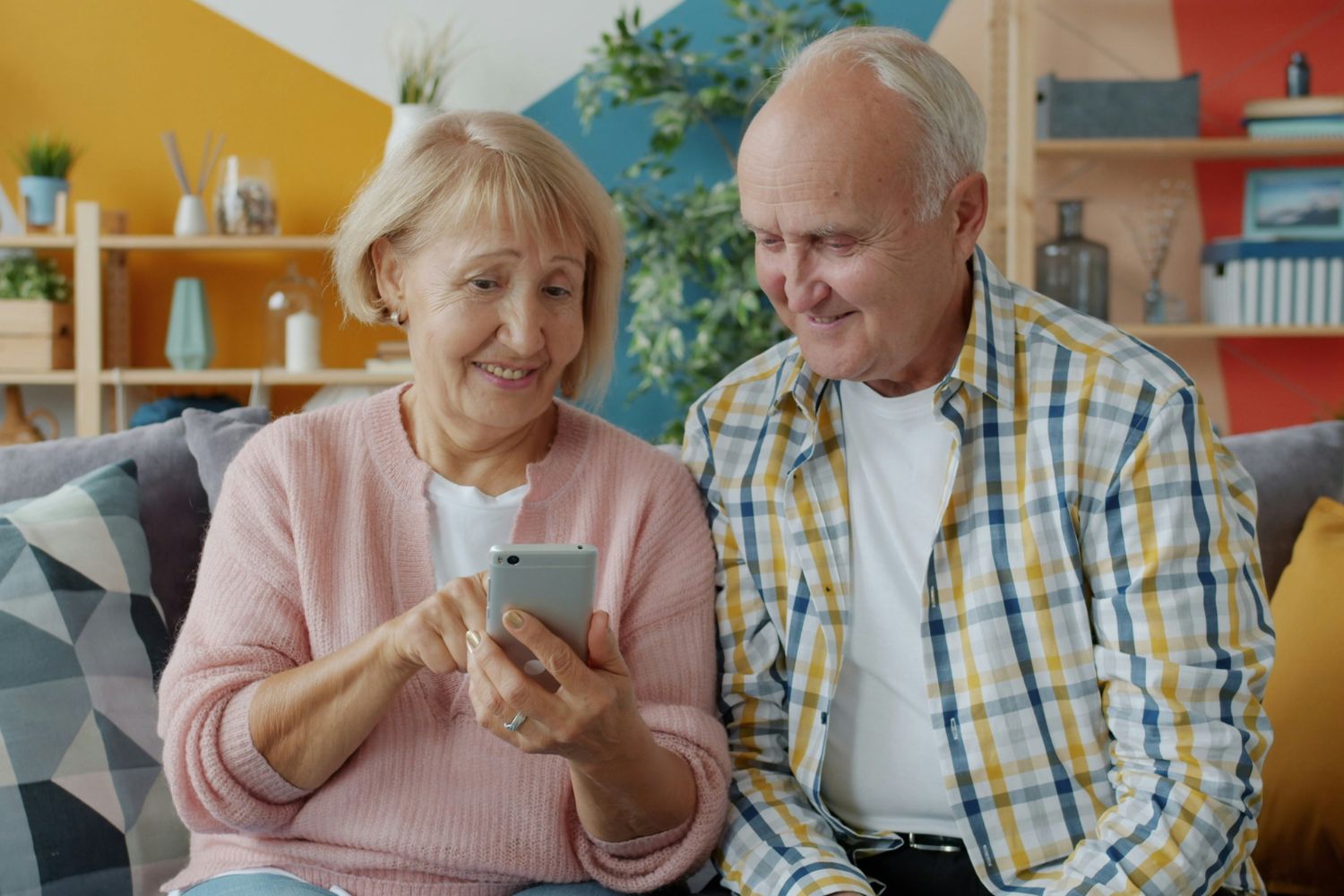 O vício em celular está avançando entre um grupo que quase ninguém imaginava, e os sinais preocupam especialistas