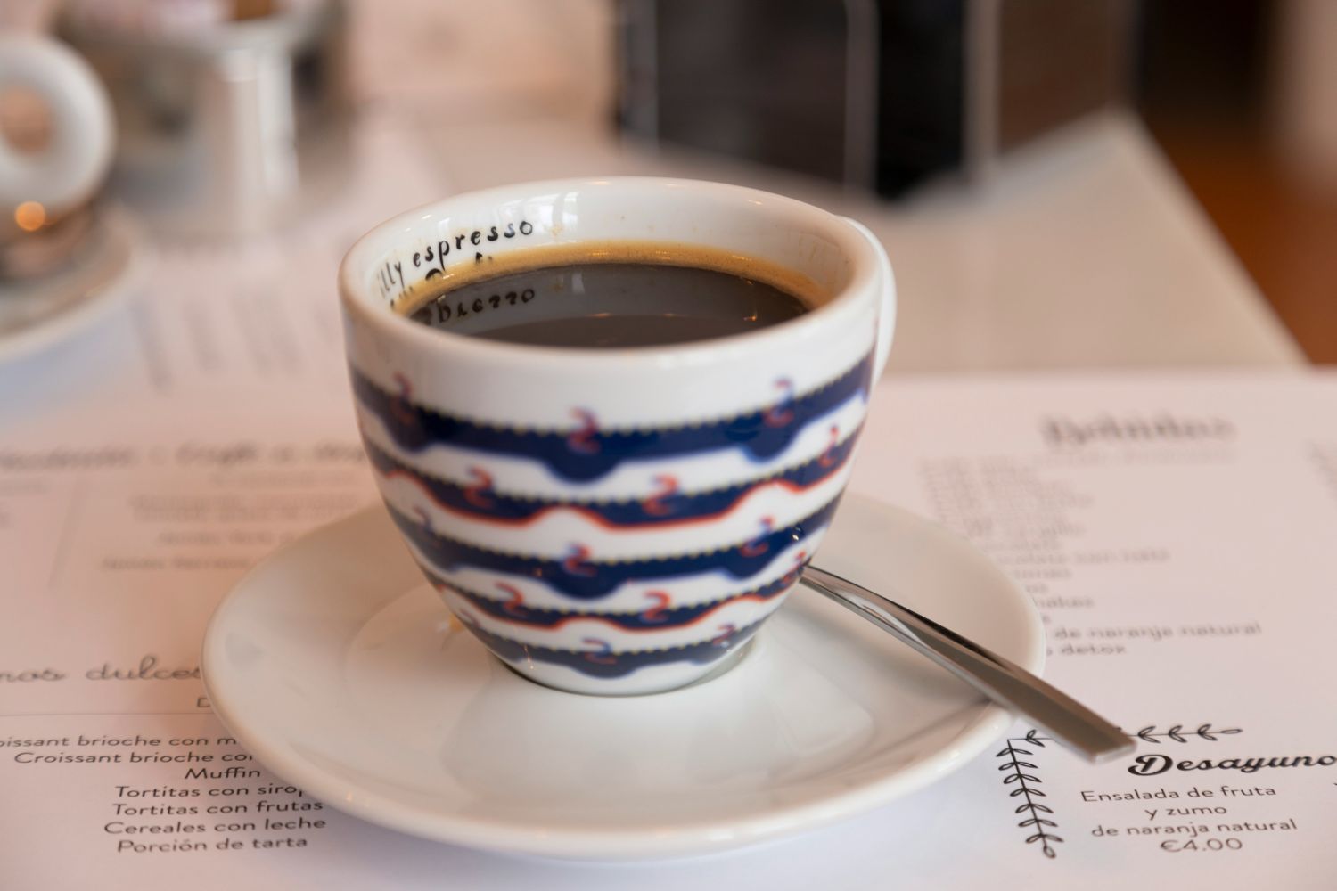 O café acompanha milhões de mulheres todos os dias — mas a ciência encontrou algo inesperado nessa relação