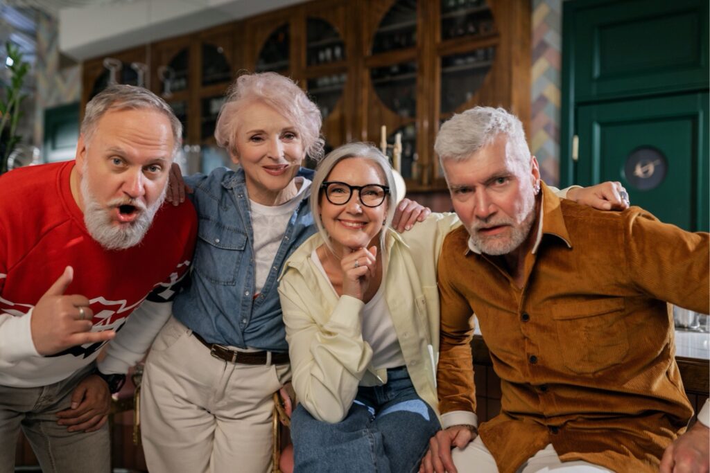 Fazer amigos depois de adulto parece muito mais difícil, mas a ciência encontrou duas coisas que realmente fazem diferença