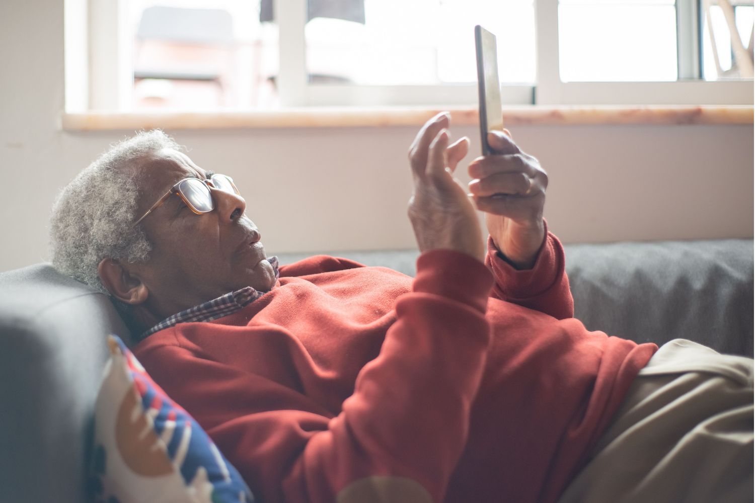 O vício em celular está avançando entre um grupo que quase ninguém imaginava, e os sinais preocupam especialistas