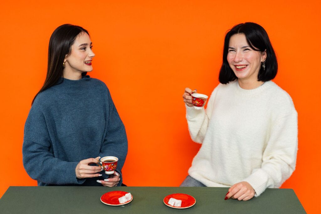 O café acompanha milhões de mulheres todos os dias — mas a ciência encontrou algo inesperado nessa relação