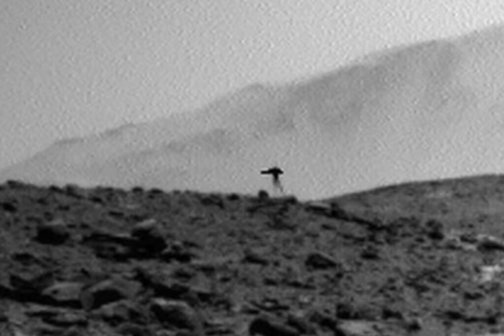 Curiosity fotografou algo estranho no horizonte de Marte e a imagem voltou três anos depois para intrigar a internet