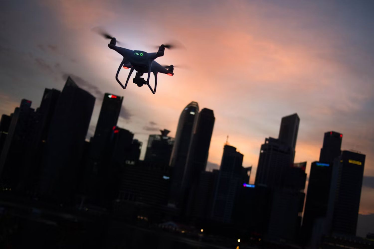 Cientistas deram “bigodes” a pequenos drones e eles agora conseguem encontrar o caminho no escuro