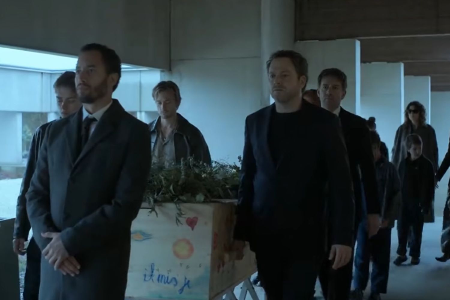 Uma nova série de suspense chegou à Netflix e uma morte transforma amigos perfeitos em suspeitos
