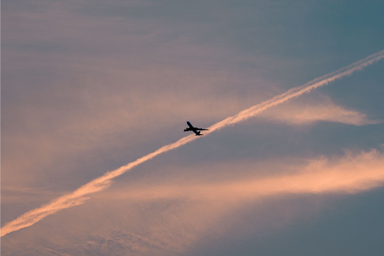 Aquelas linhas brancas deixadas pelos aviões escondem um problema climático e a IA encontrou uma forma de reduzi-lo