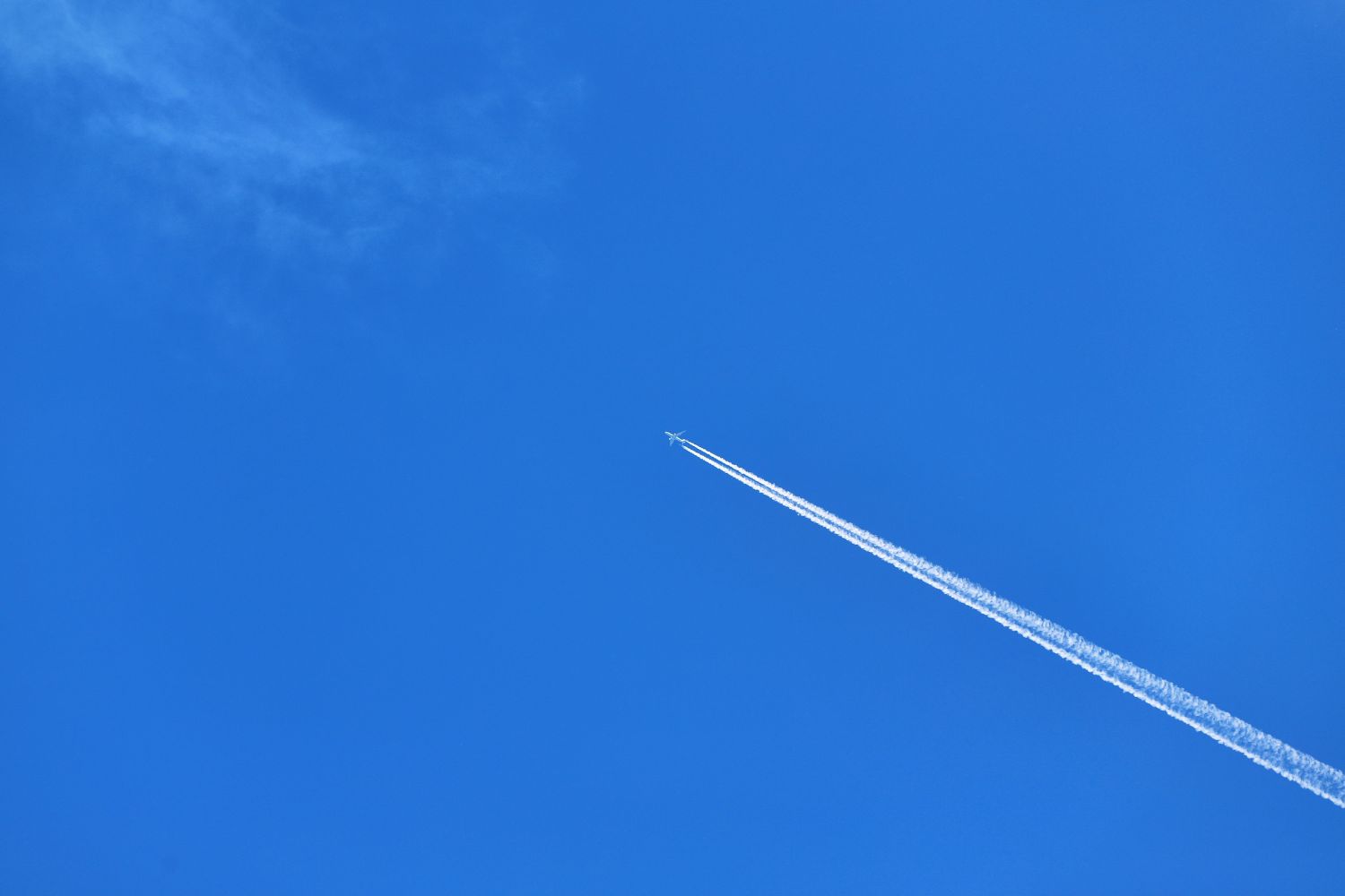 Aquelas linhas brancas deixadas pelos aviões escondem um problema climático e a IA encontrou uma forma de reduzi-lo