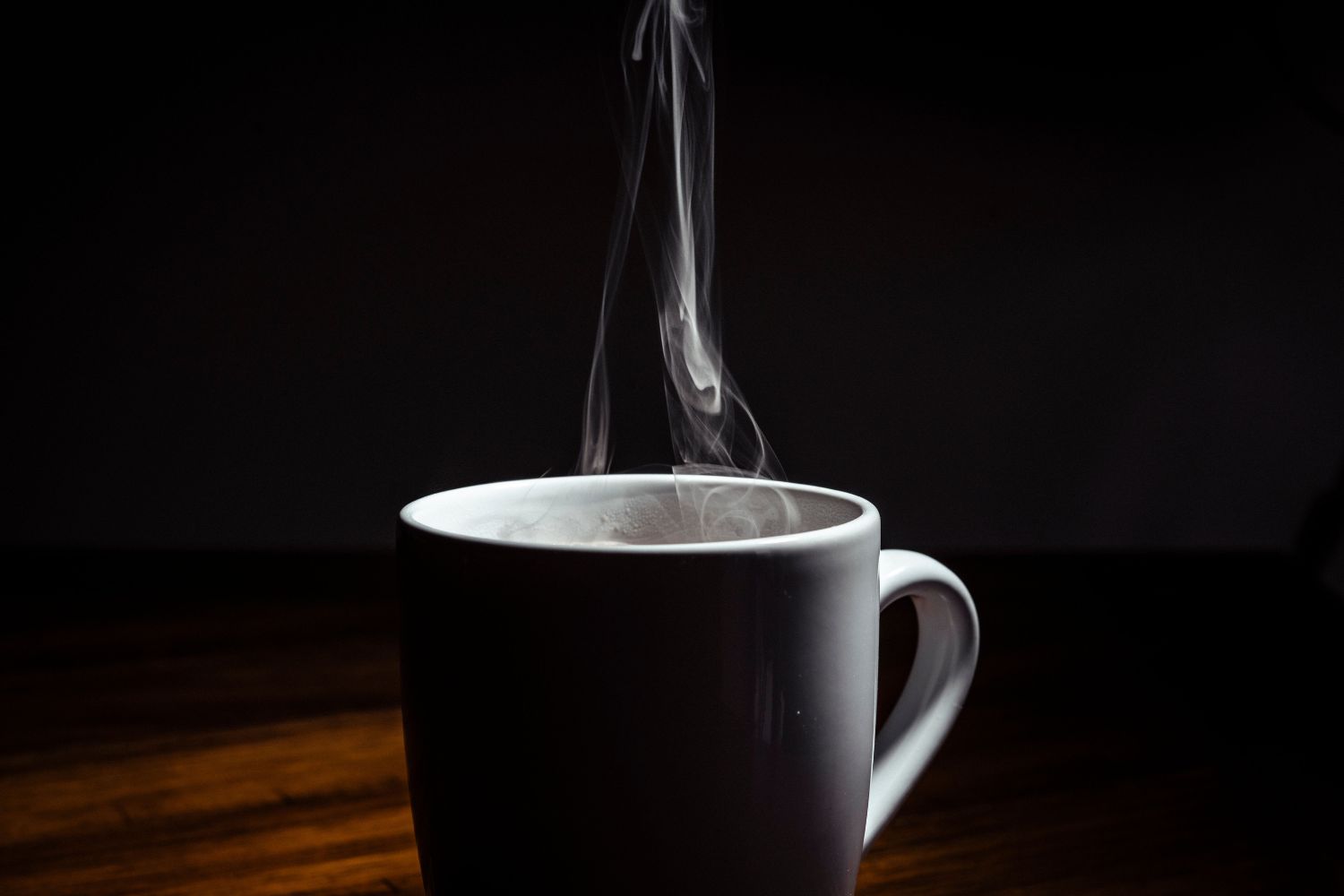 Seu café pode estar ficando pior antes mesmo do primeiro gole e cinco hábitos comuns ajudam a explicar por quê