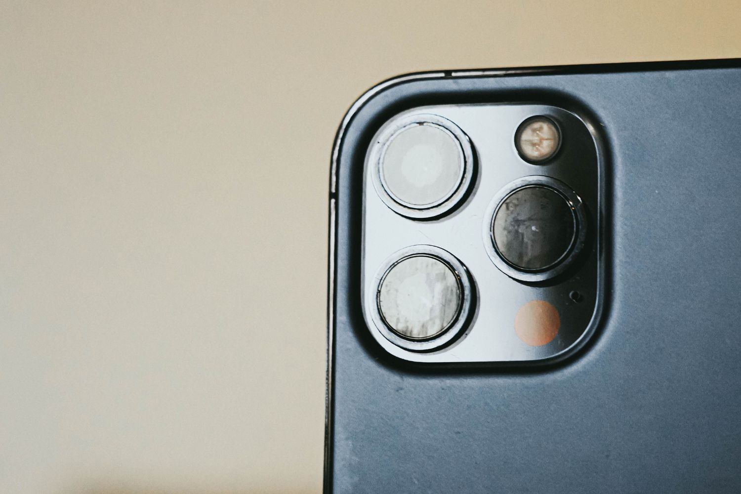 O iPhone 18 Pro Max parece quase igual ao anterior, até você abrir a câmera e descobrir o que mudou