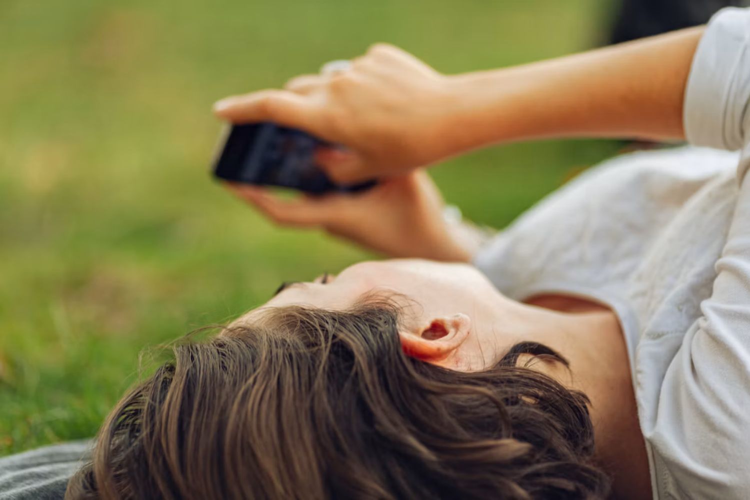 O perigo do celular pode não estar onde muita gente imagina e a ciência aponta outro problema