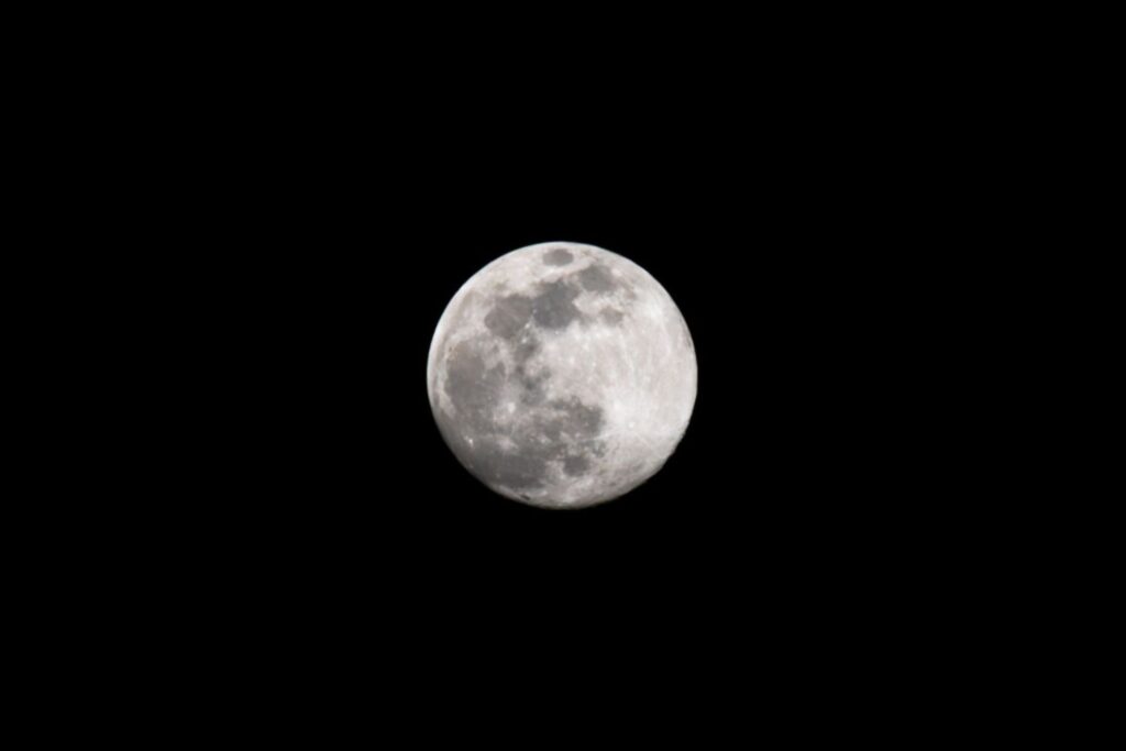 A Lua pode esconder algo muito mais estranho do que rochas e cientistas querem procurar