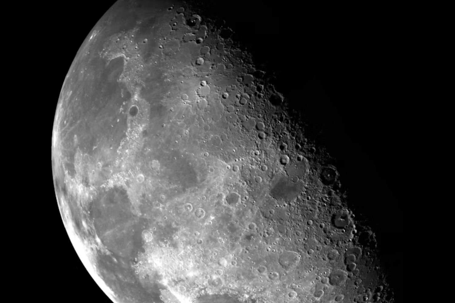 A Lua pode esconder algo muito mais estranho do que rochas e cientistas querem procurar
