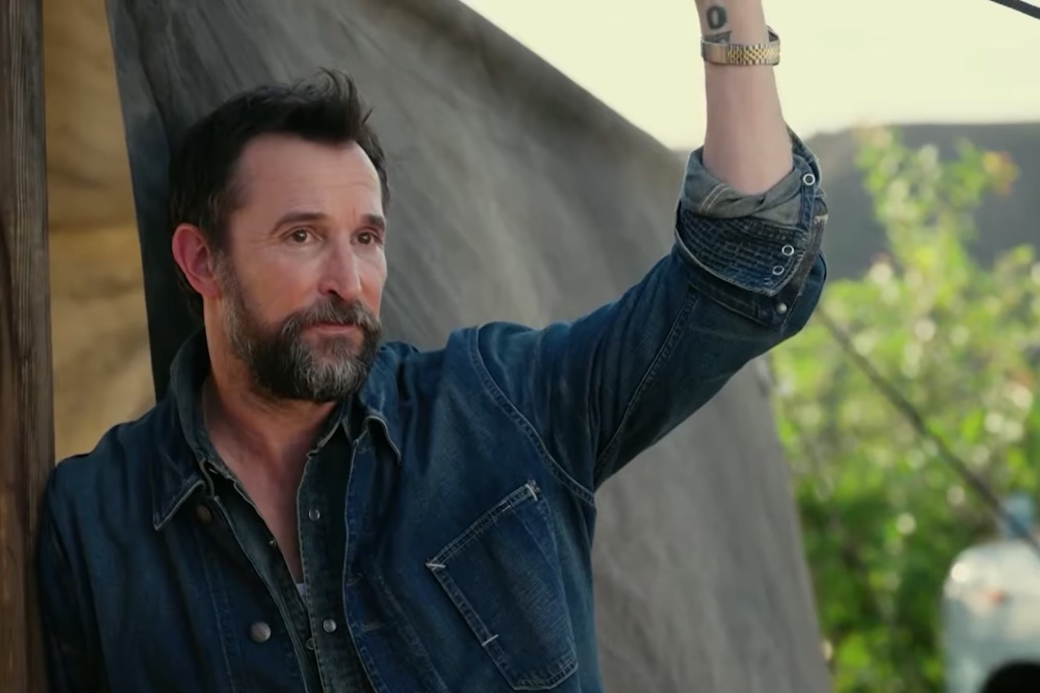 Noah Wyle é eleito o homem mais sexy do mundo em 2026 aos 55 anos e surpreende fãs