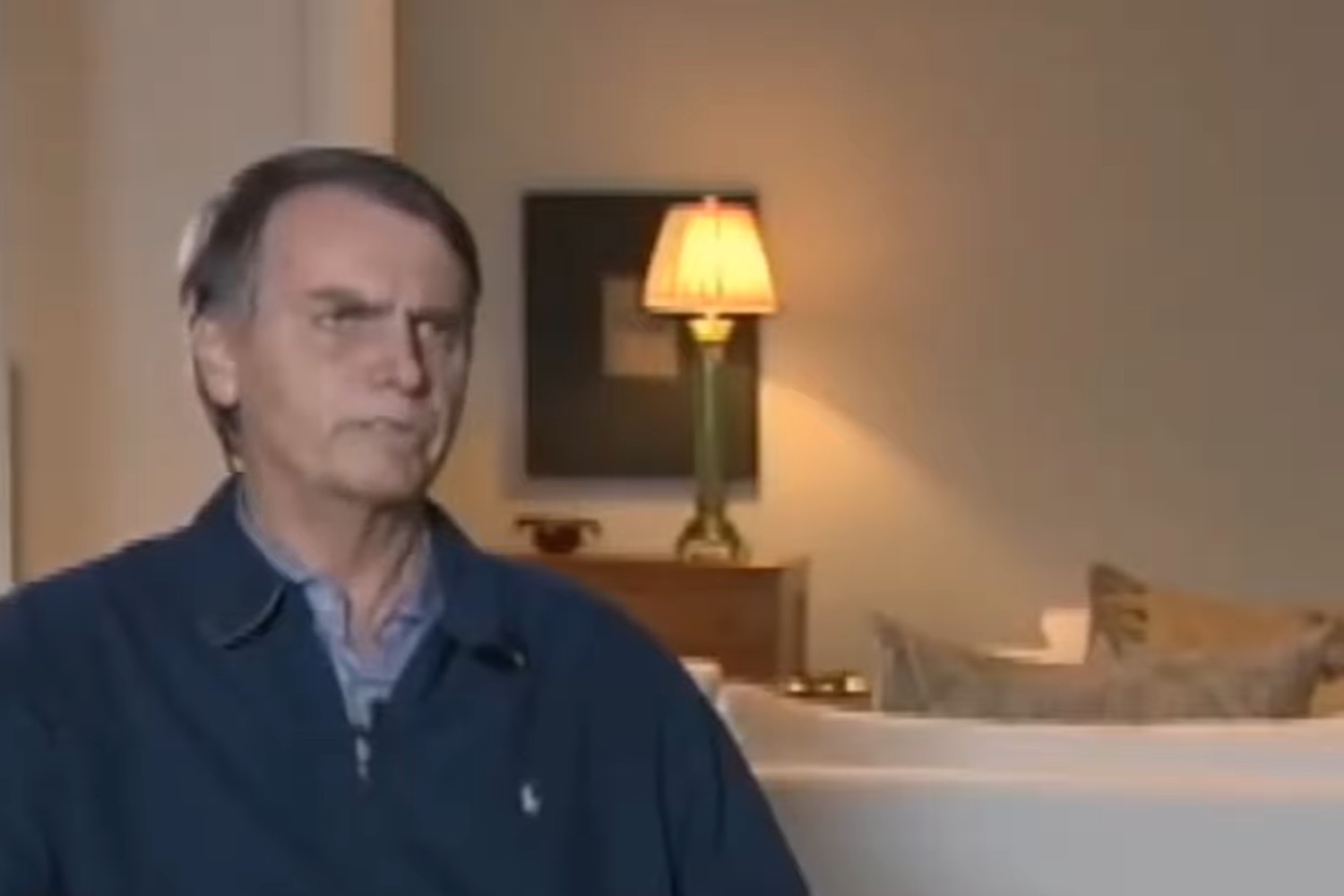 Sem poder votar, Bolsonaro viu de casa o filho superar Lula no primeiro turno