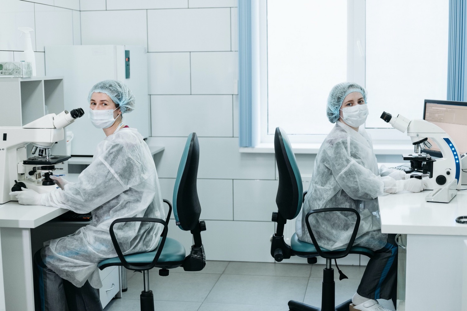Parece apenas uma comédia romântica, mas este filme expõe um problema incômodo escondido nos laboratórios