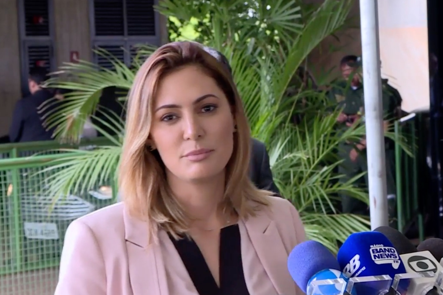 Sem poder votar, Bolsonaro viu de casa o filho superar Lula no primeiro turno
