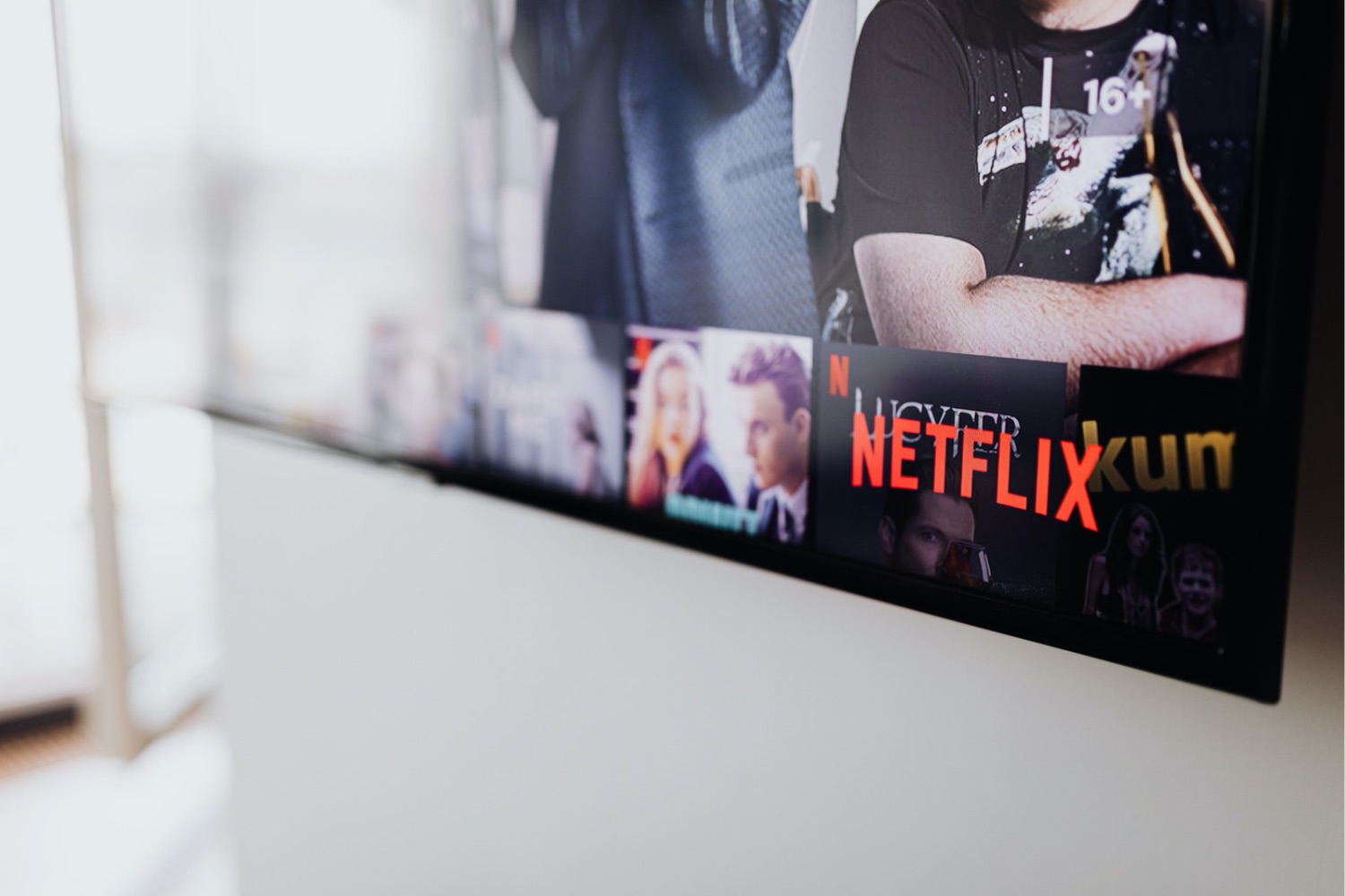 Três séries de suspense na Netflix para começar agora e esquecer que o relógio existe